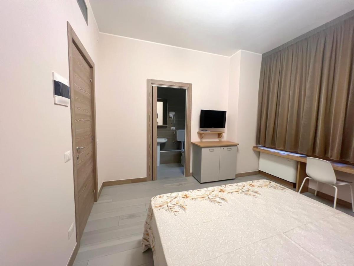 Sissi Comfort Rooms Foresteria Lombarda Monza Extérieur photo