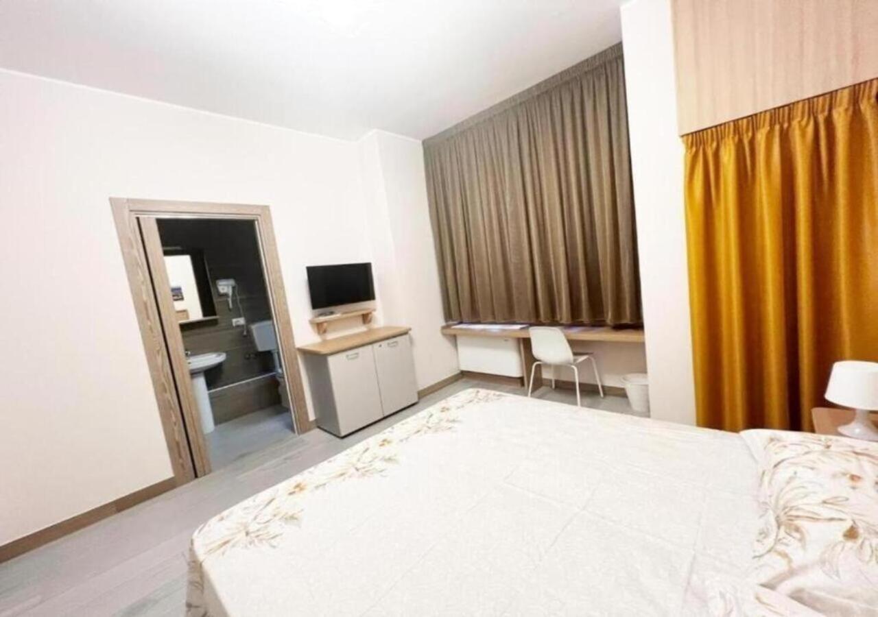 Sissi Comfort Rooms Foresteria Lombarda Monza Extérieur photo